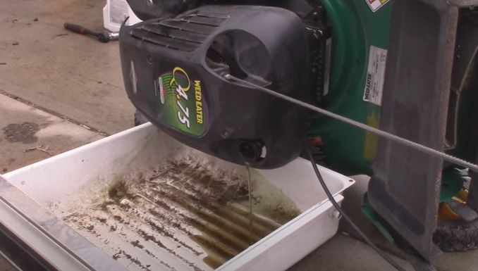 Unscrew the plug and start emptying the oil